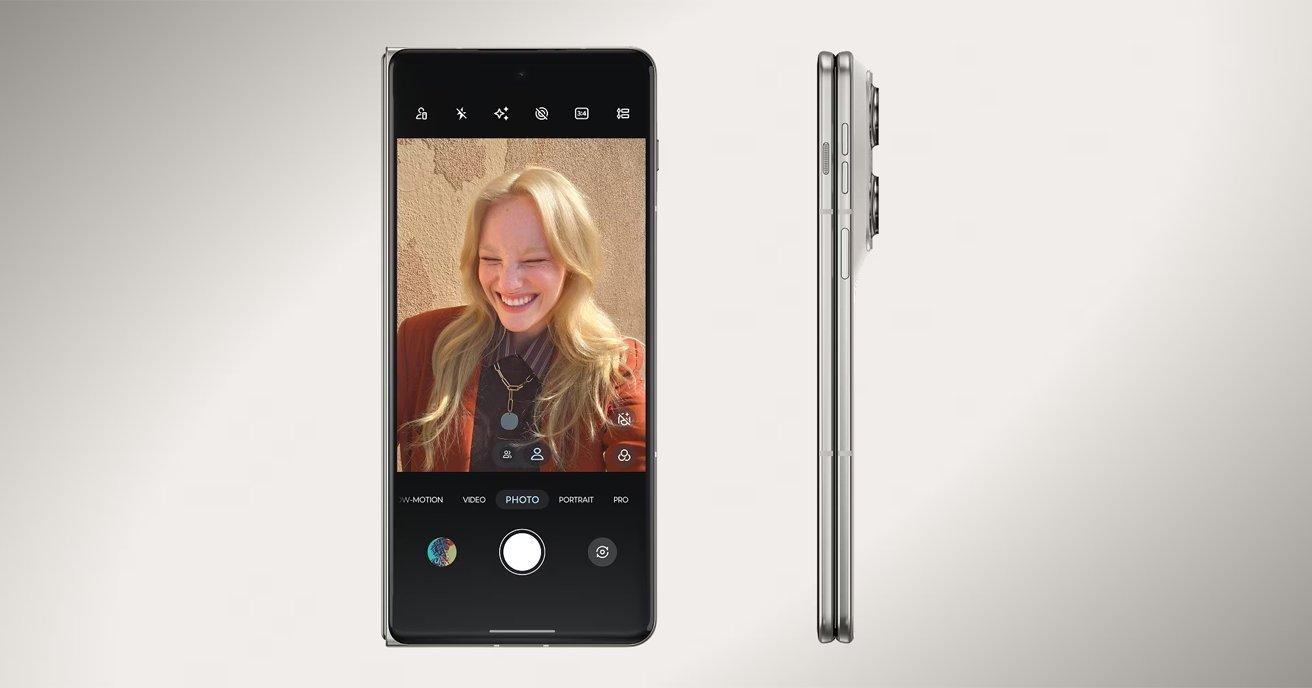 هاتف Motorola Razr Fold يعرض المتانة
