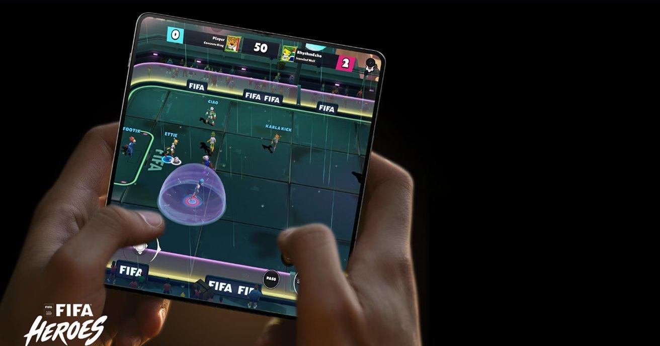 هاتف Motorola Razr Fold يعرض المتانة
