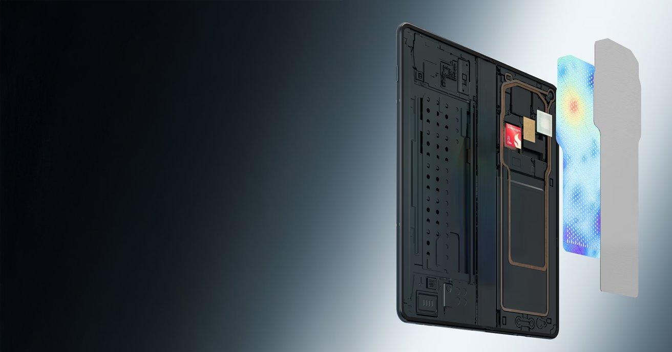 هاتف Motorola Razr Fold يعرض المتانة