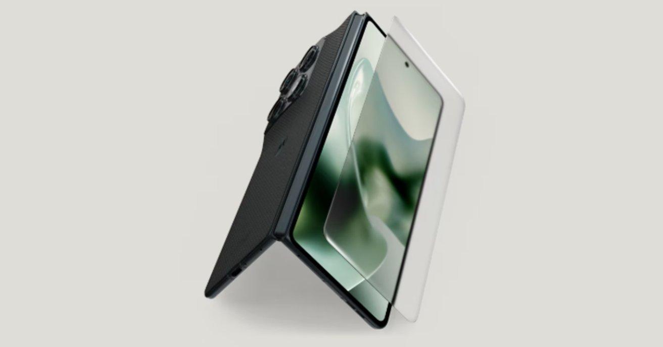 هاتف Motorola Razr Fold يعرض المتانة