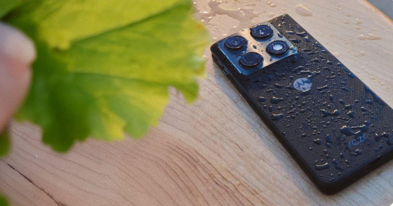 هاتف Motorola Razr Fold يعرض المتانة
